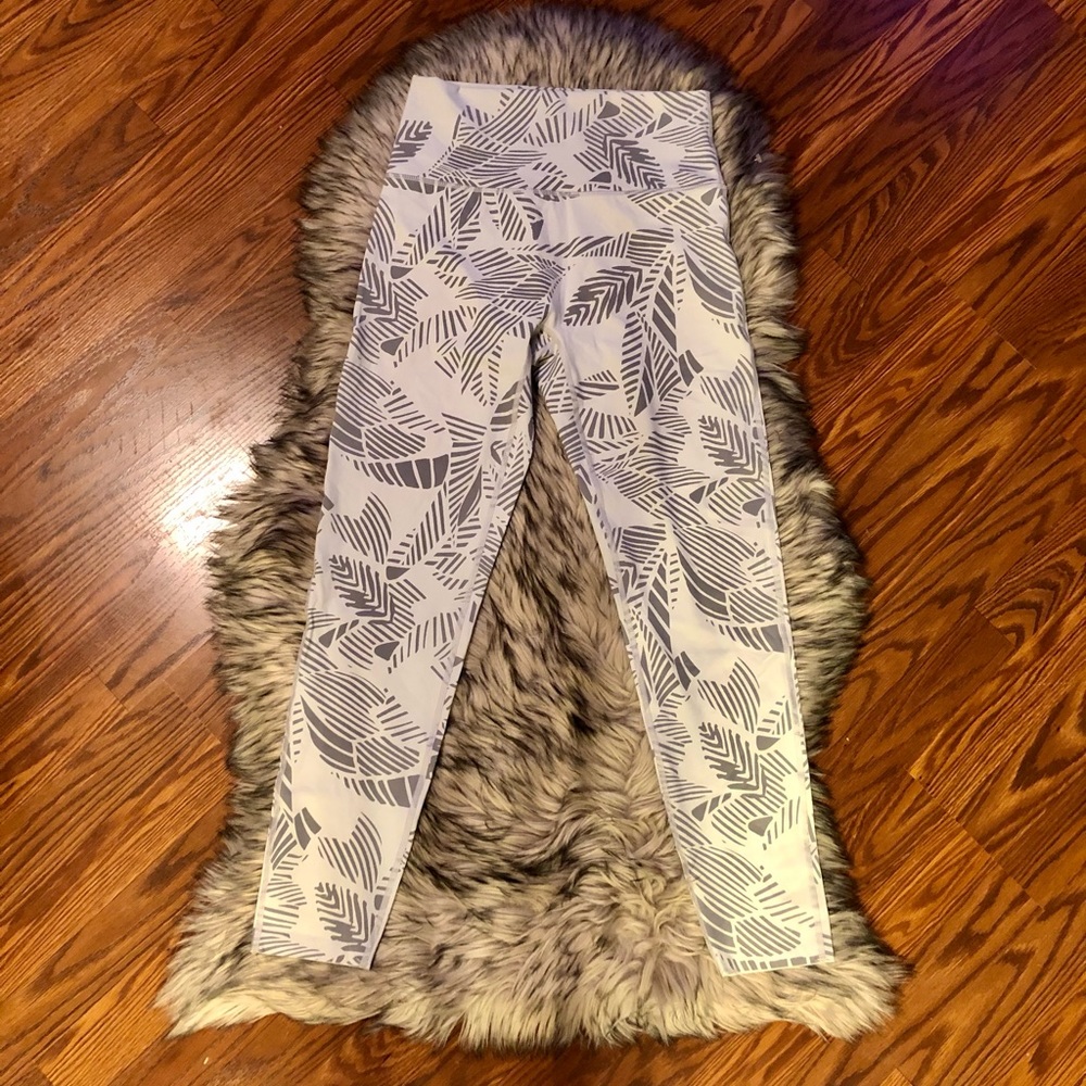 AERIE Chill.Play.Move White Leaf 7/8 Leggings SZ L